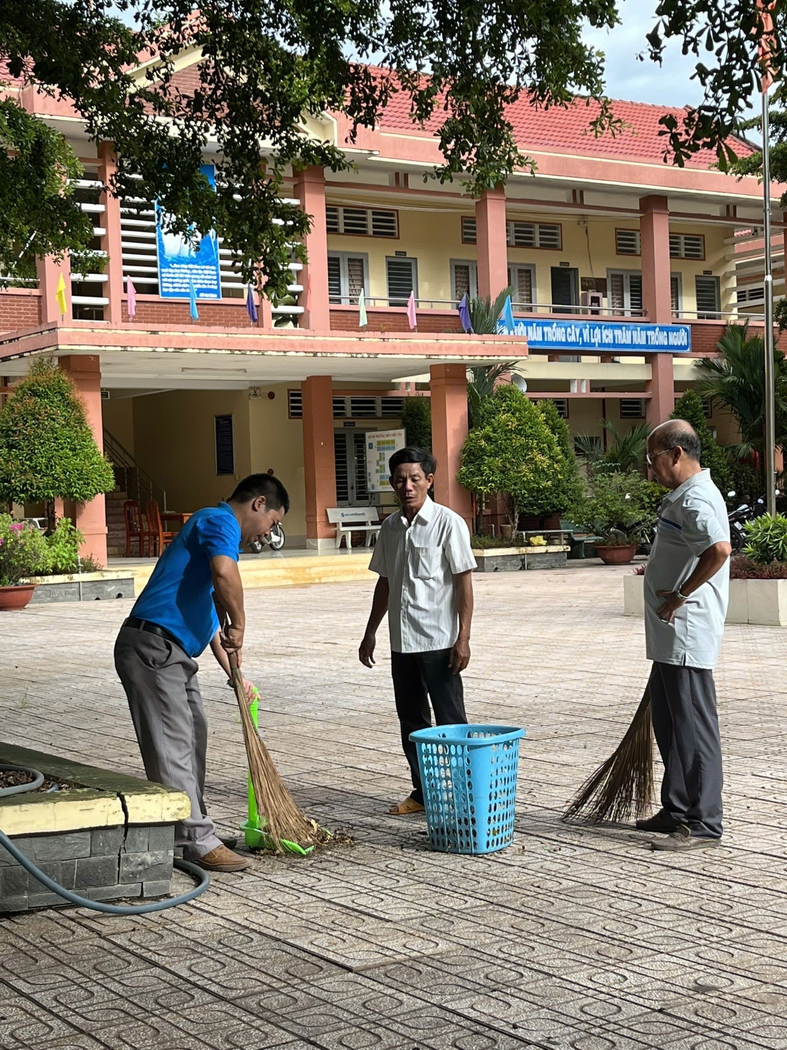 CÔNG ĐOÀN CƠ SỞ TRƯỜNG TH&THCS BẾN CỦI LAO ĐỘNG VỆ SINH CHUẨN BỊ CHO KHAI GIẢNG NĂM HỌC MỚI 2024 – 2025