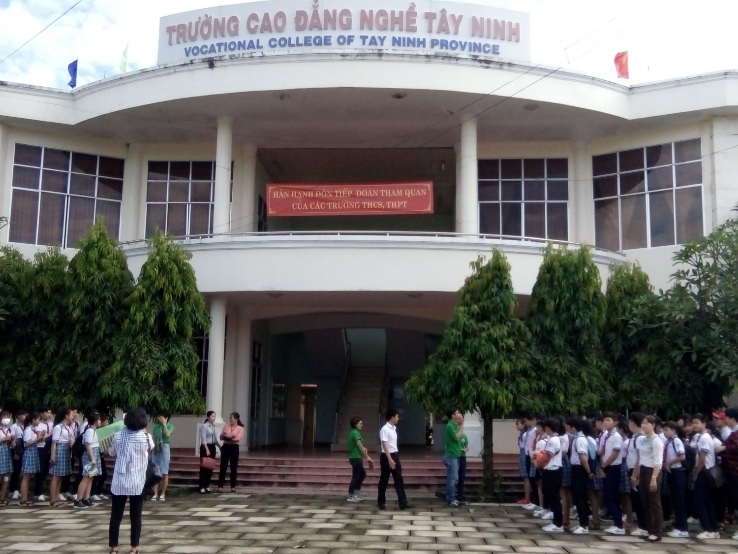 truong thcs cau khoi tham quan