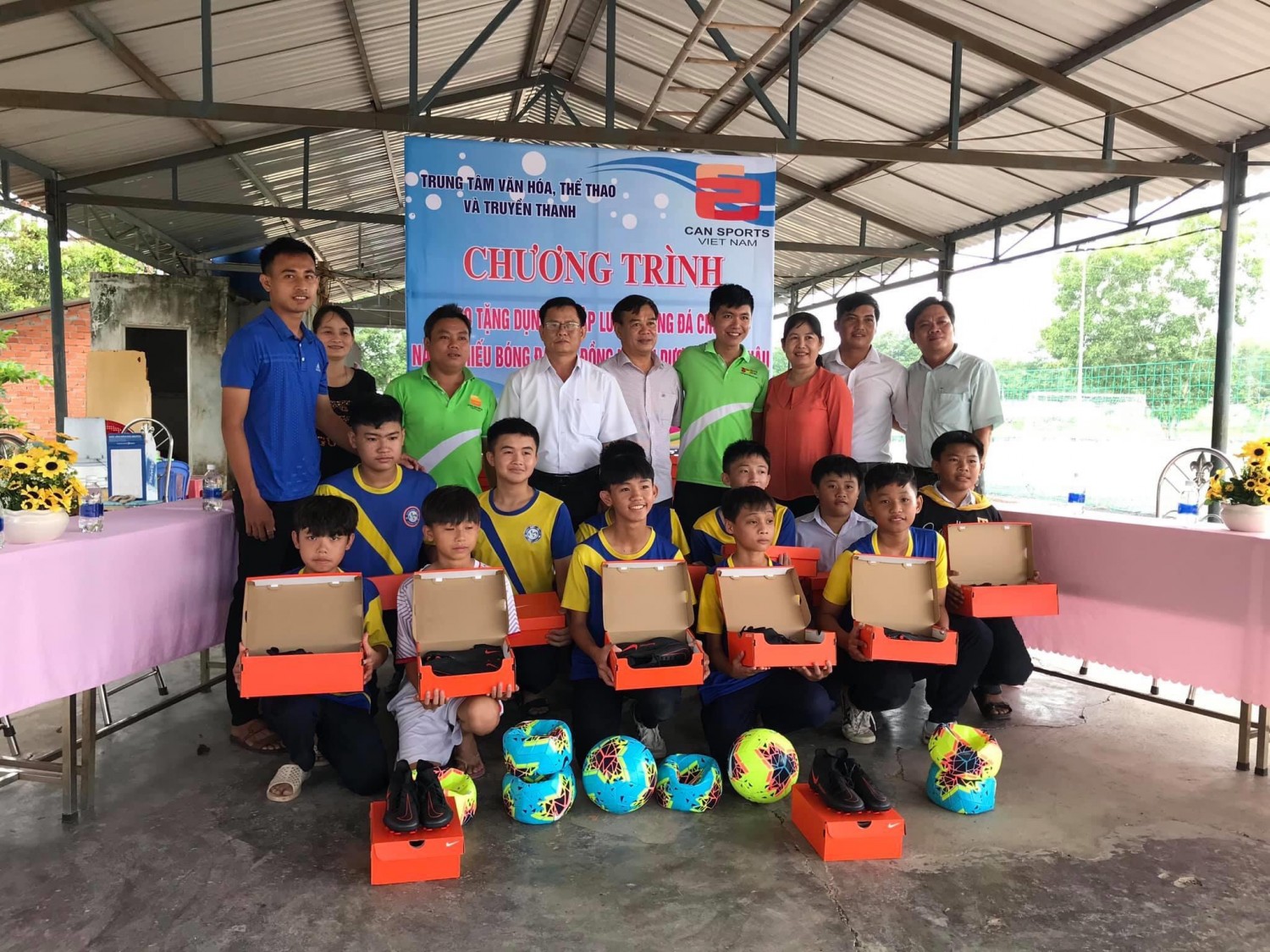 CĐCS Cty Can Sports VN tặng dụng cụ thể thao đội bóng đá nhí huyện